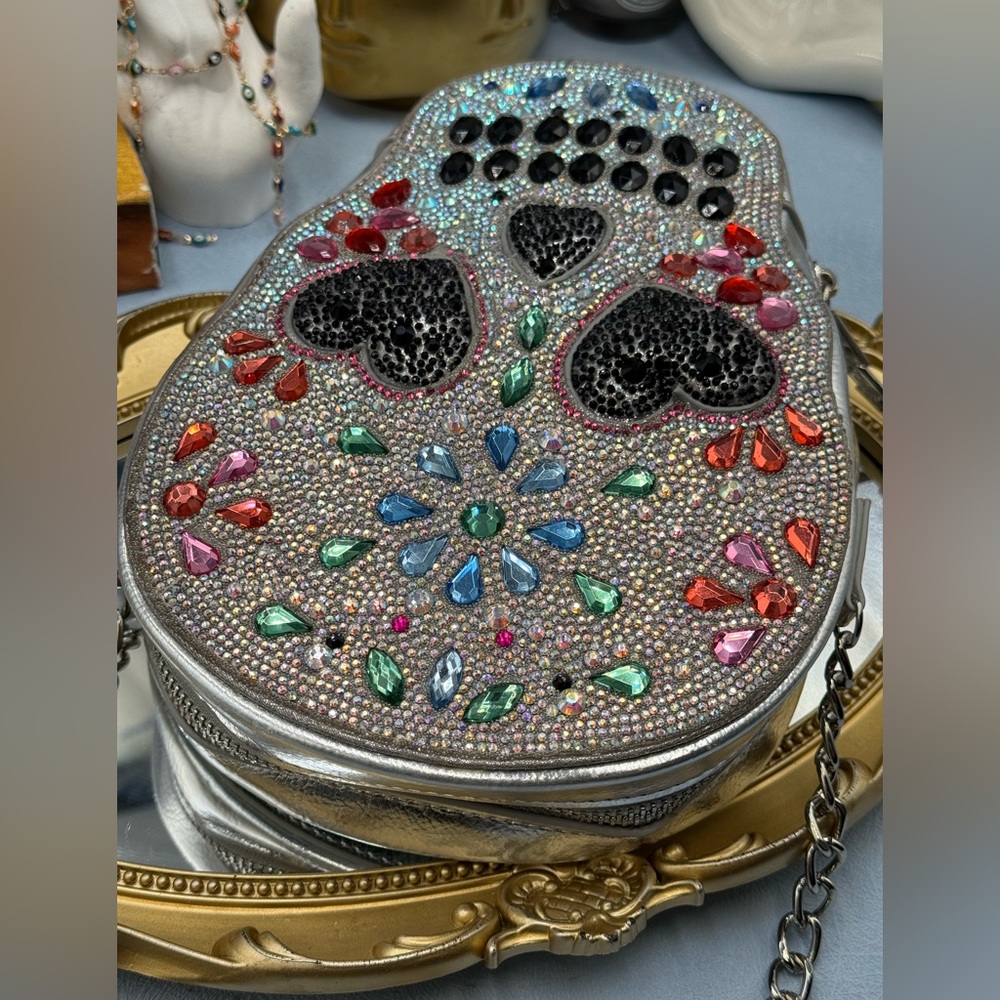 🆕 BETSEY JOHNSON 🧿 NWOT Bone-Jour Sugar Skull Crossbody Bag, Silver & Rainbow - Picture 10 of 16